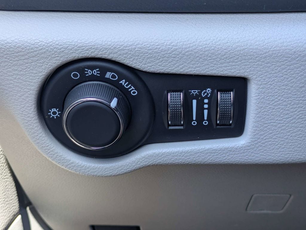 2023 Chrysler Voyager LX - Photo 23