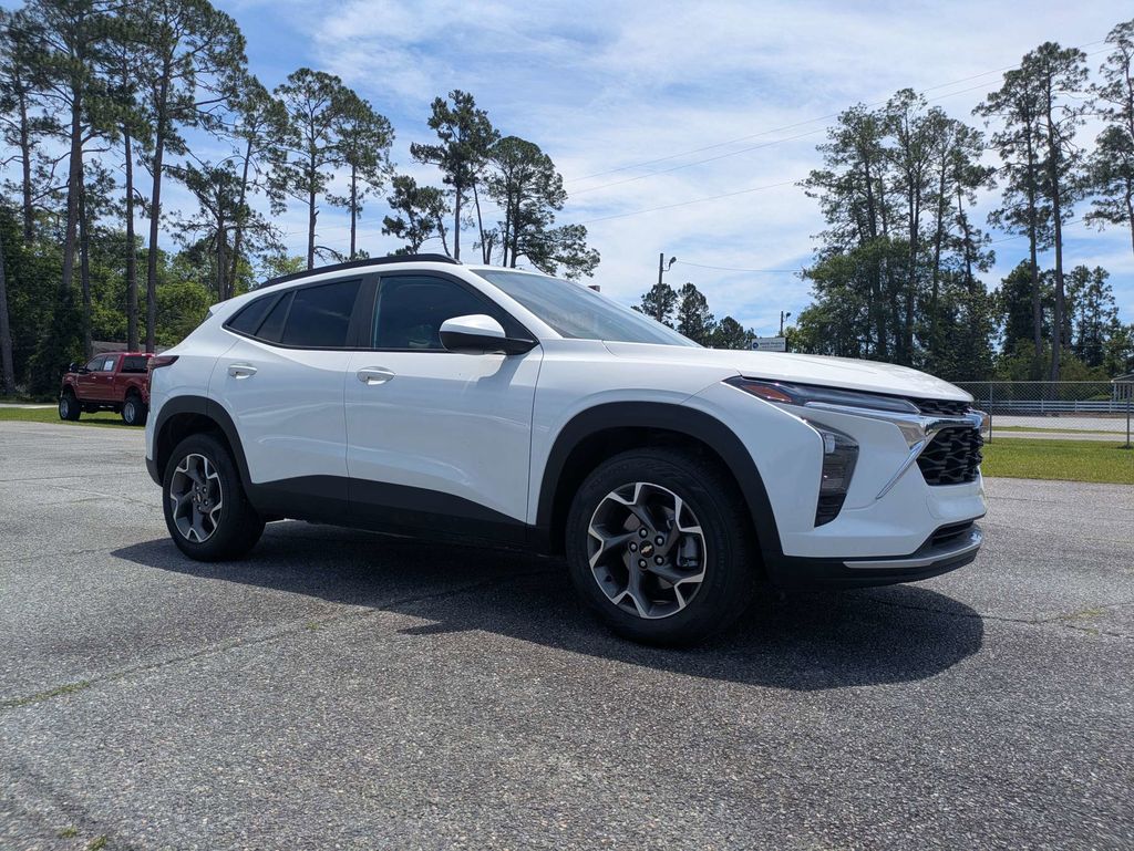 2025 Chevrolet Trax LT's photo
