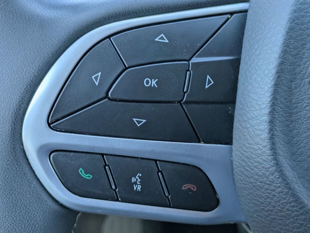 2023 Chrysler Voyager LX - Photo 24