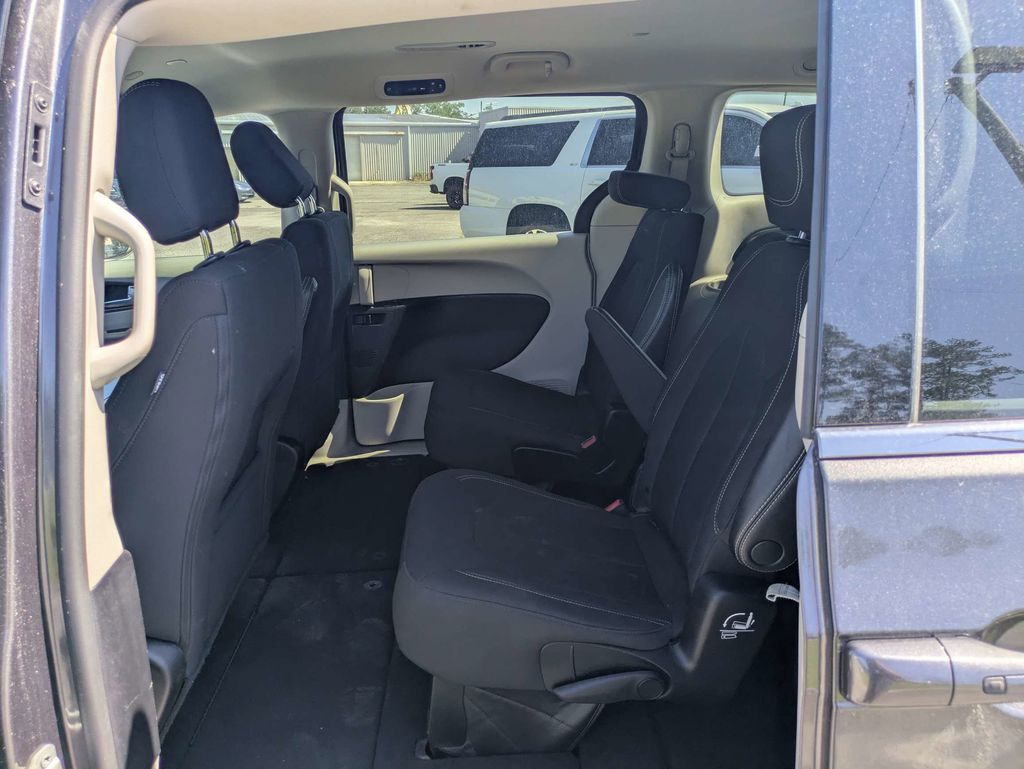2023 Chrysler Voyager LX - Photo 13