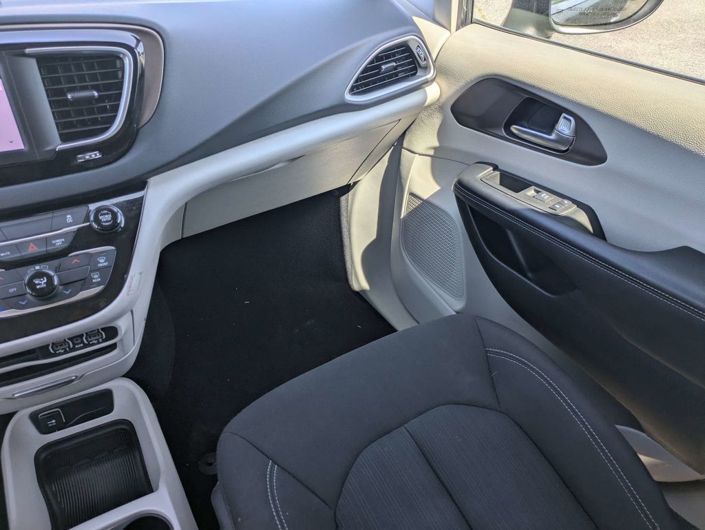 2023 Chrysler Voyager LX - Photo 16
