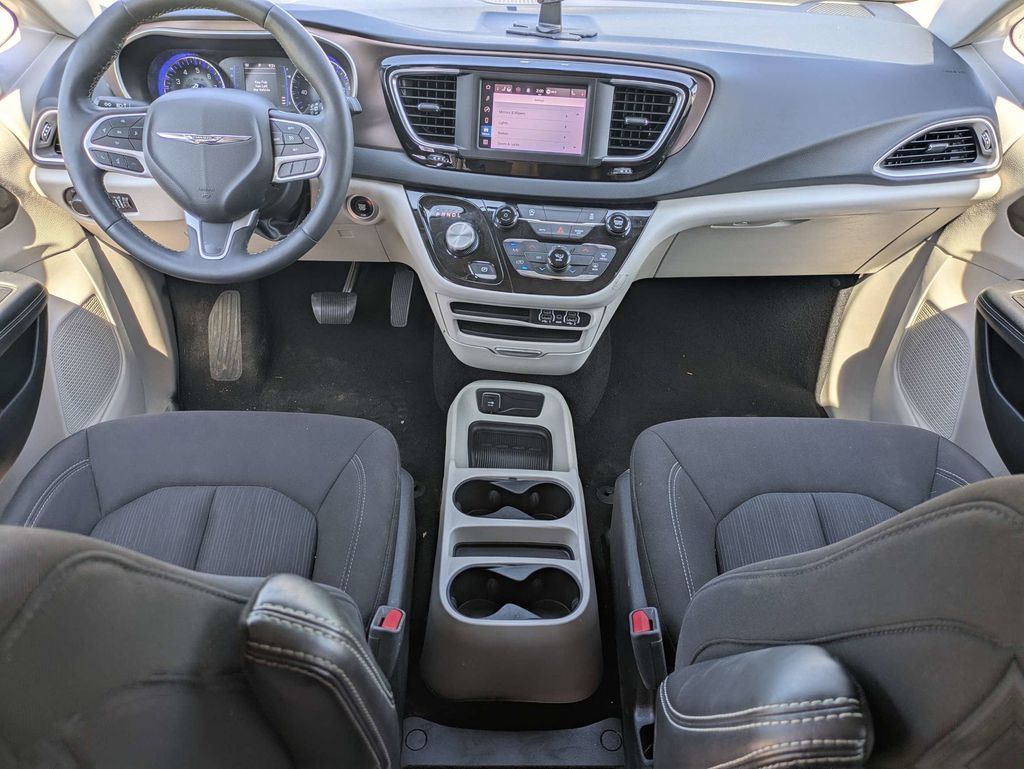 2023 Chrysler Voyager LX - Photo 14