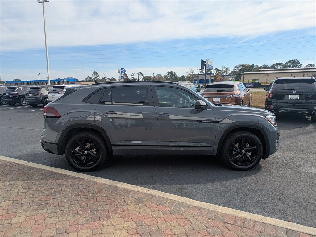 2026 Volkswagen Atlas Cross Sport SEL R-Line photo 2