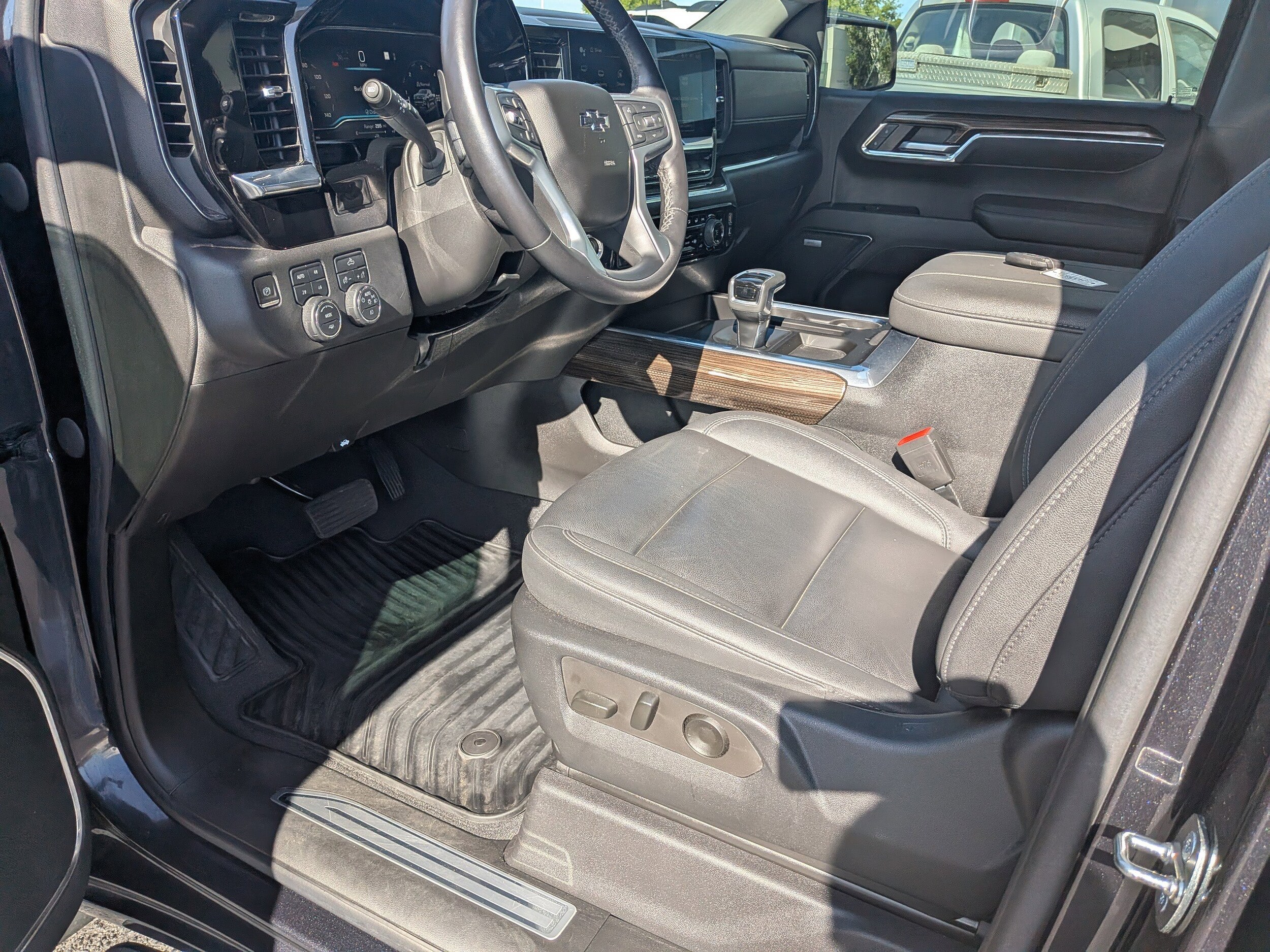 2023 Chevrolet Silverado 1500 RST photo 2