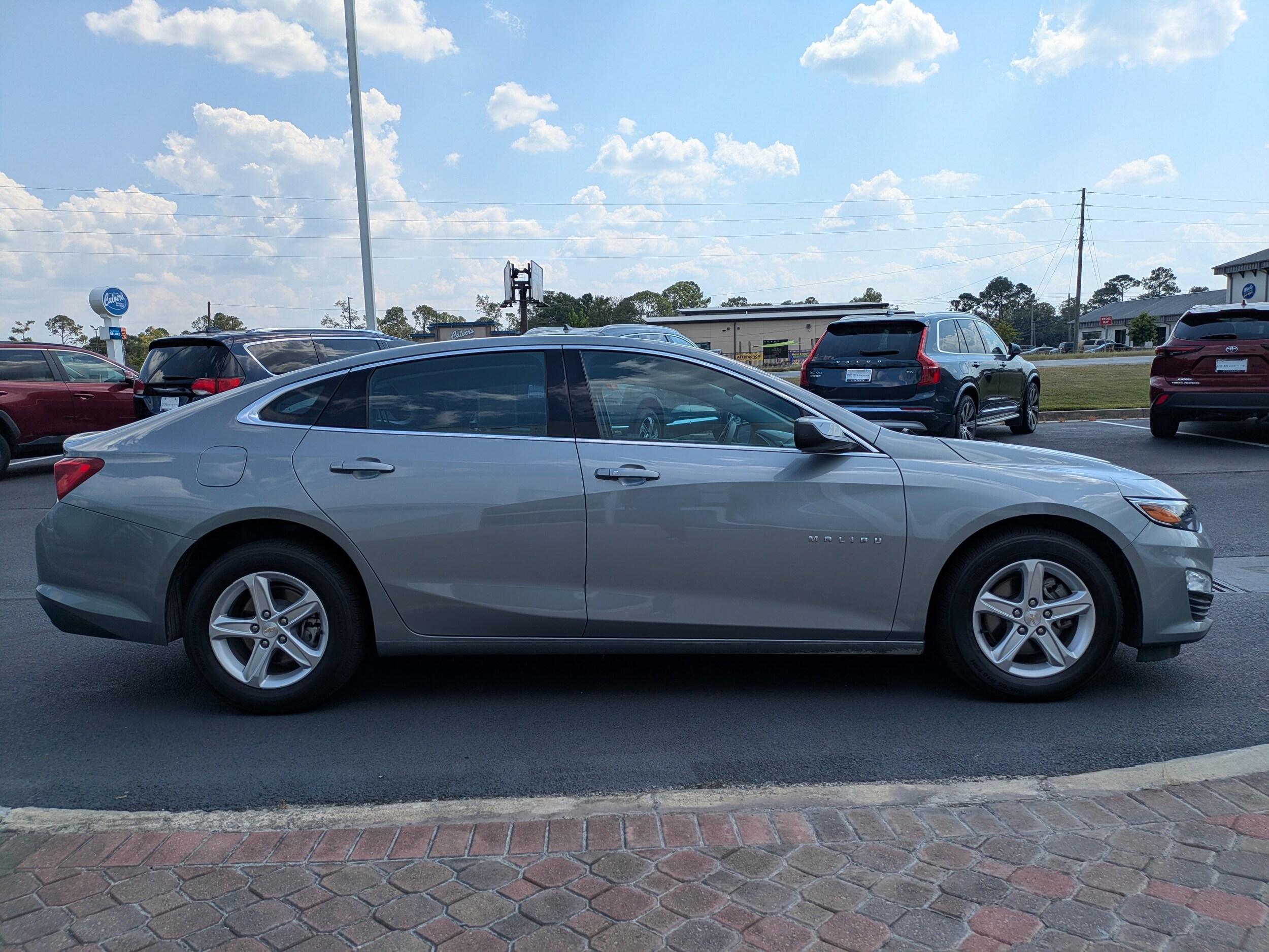 2023 Chevrolet Malibu 1LT photo 2