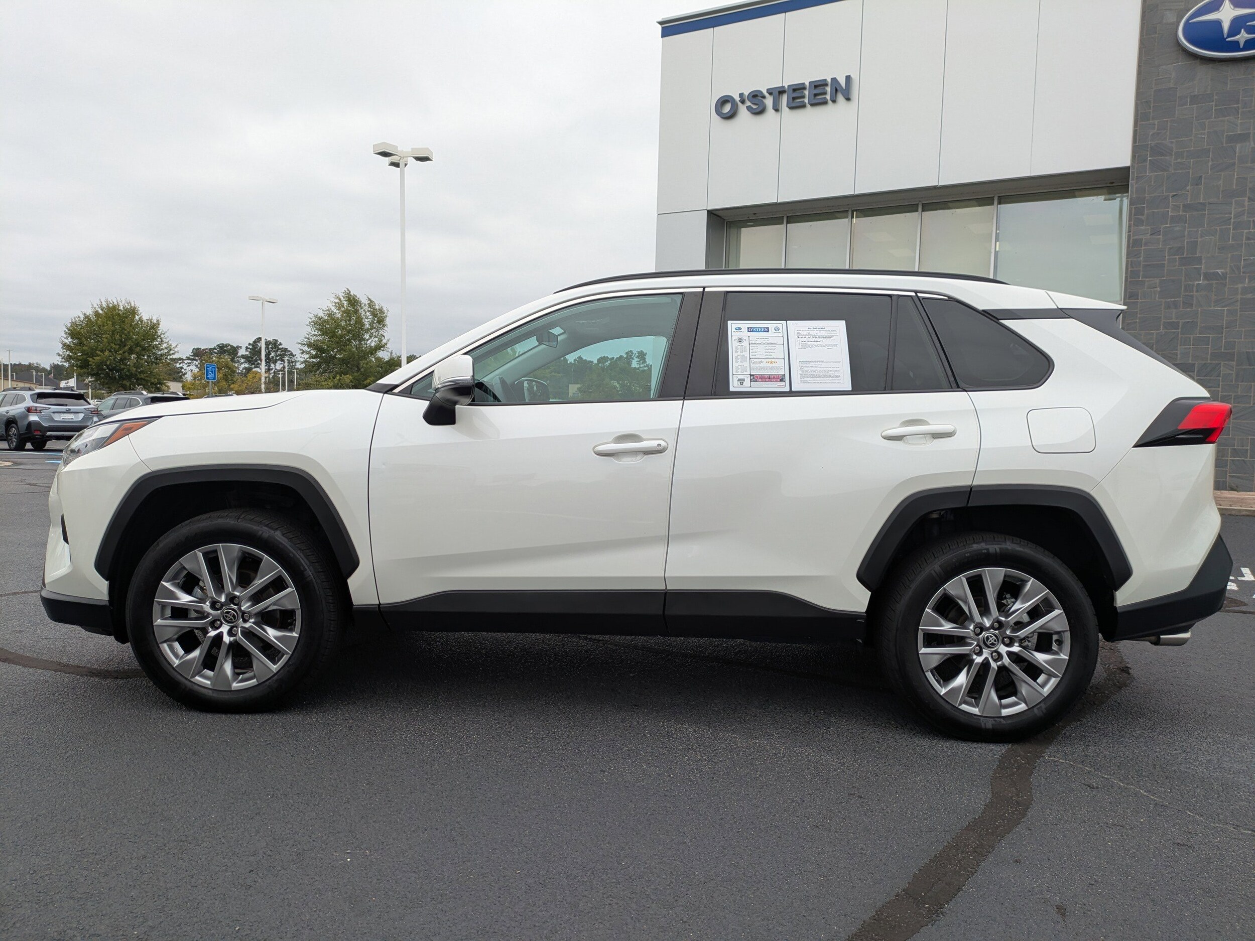 2022 Toyota RAV4 XLE Premium photo 2