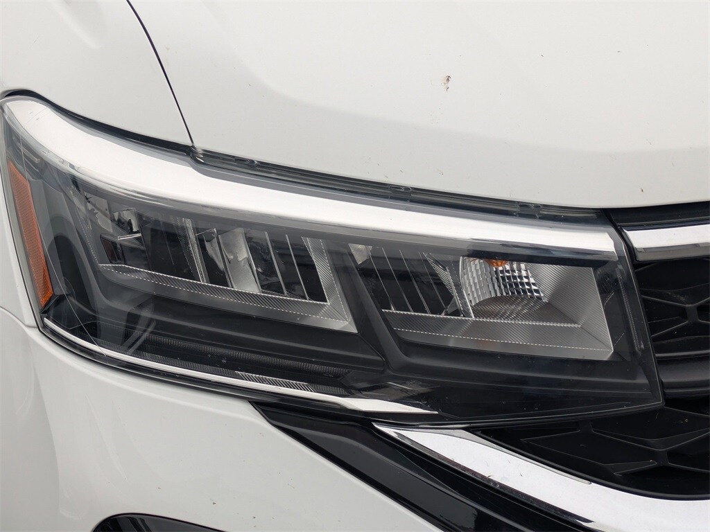 2024 Volkswagen Taos SE photo 3