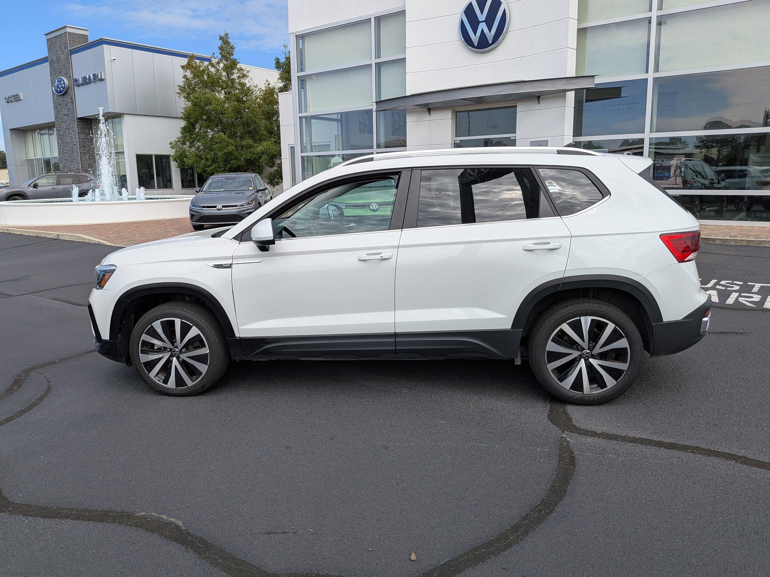 2024 Volkswagen Taos SE photo 2