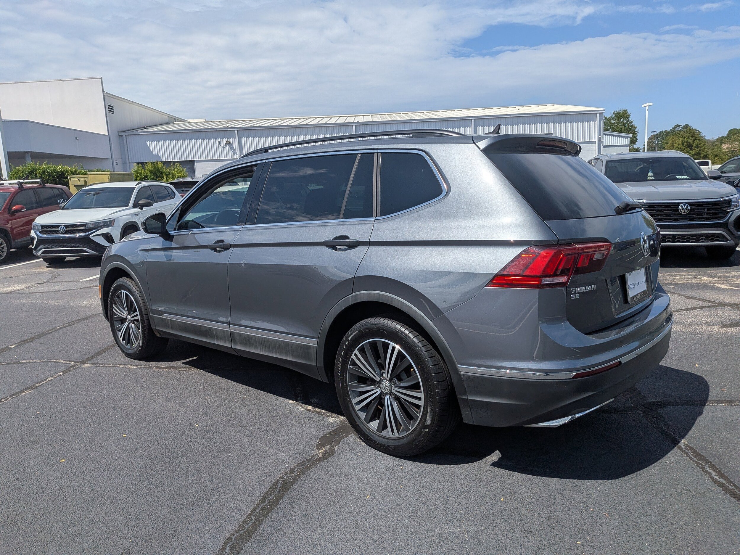 2018 Volkswagen Tiguan SE photo 2