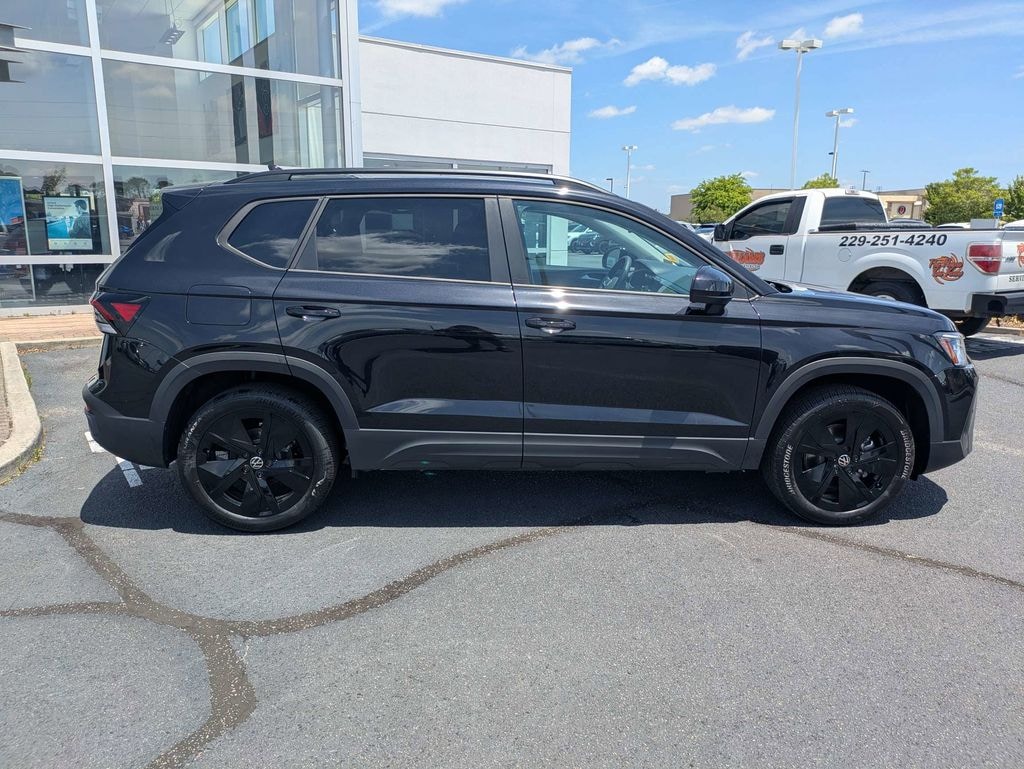 New 2026 Volkswagen Taos 1.5T SE Black SUV