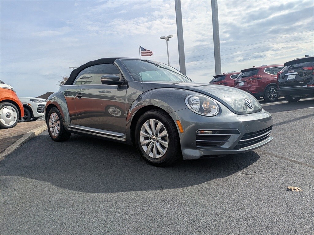 2018 Volkswagen Beetle S photo 2