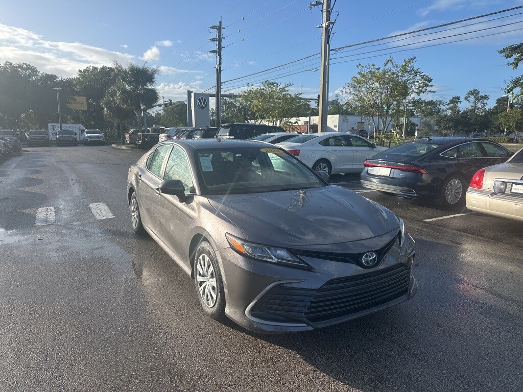 2024 Toyota Camry Hybrid LE photo 3