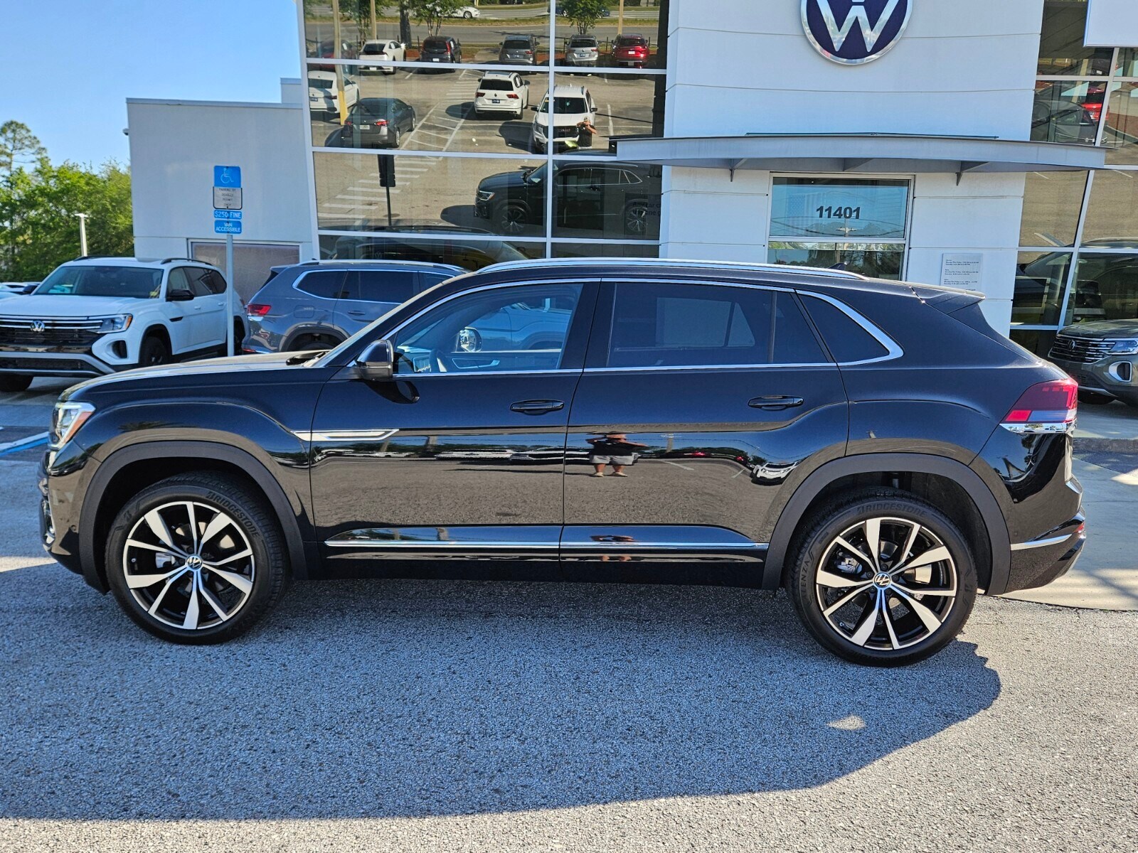 2025 Volkswagen Atlas Cross Sport SEL Premium R-Line photo 4