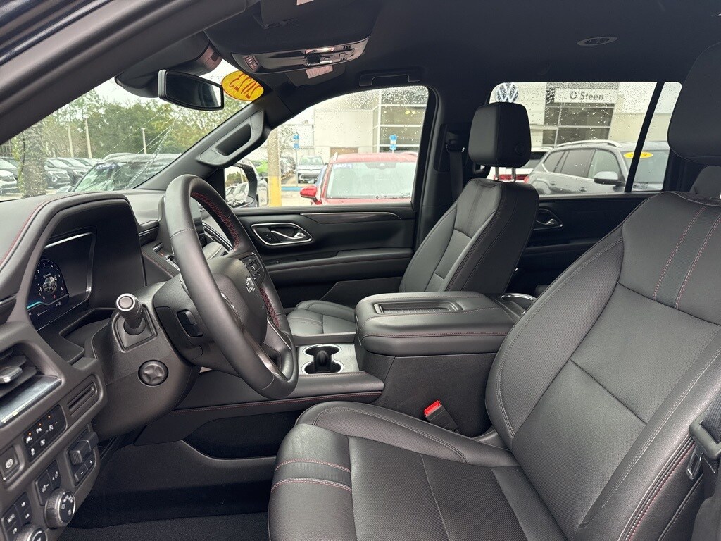 2023 Chevrolet Suburban RST photo 2