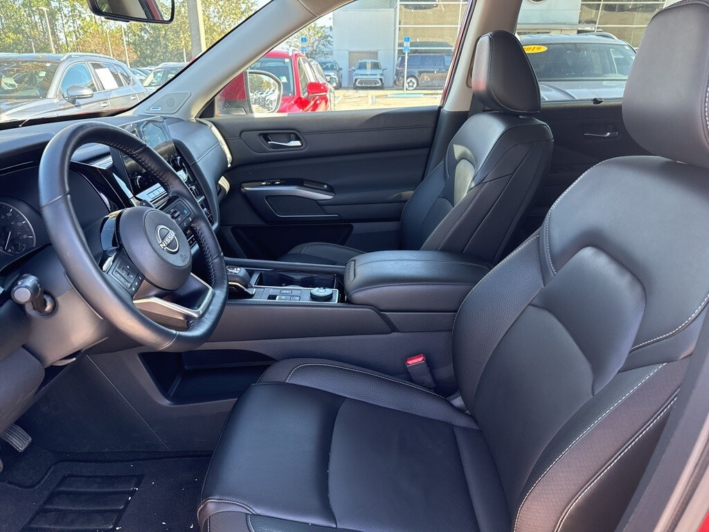 2024 Nissan Pathfinder SL photo 2
