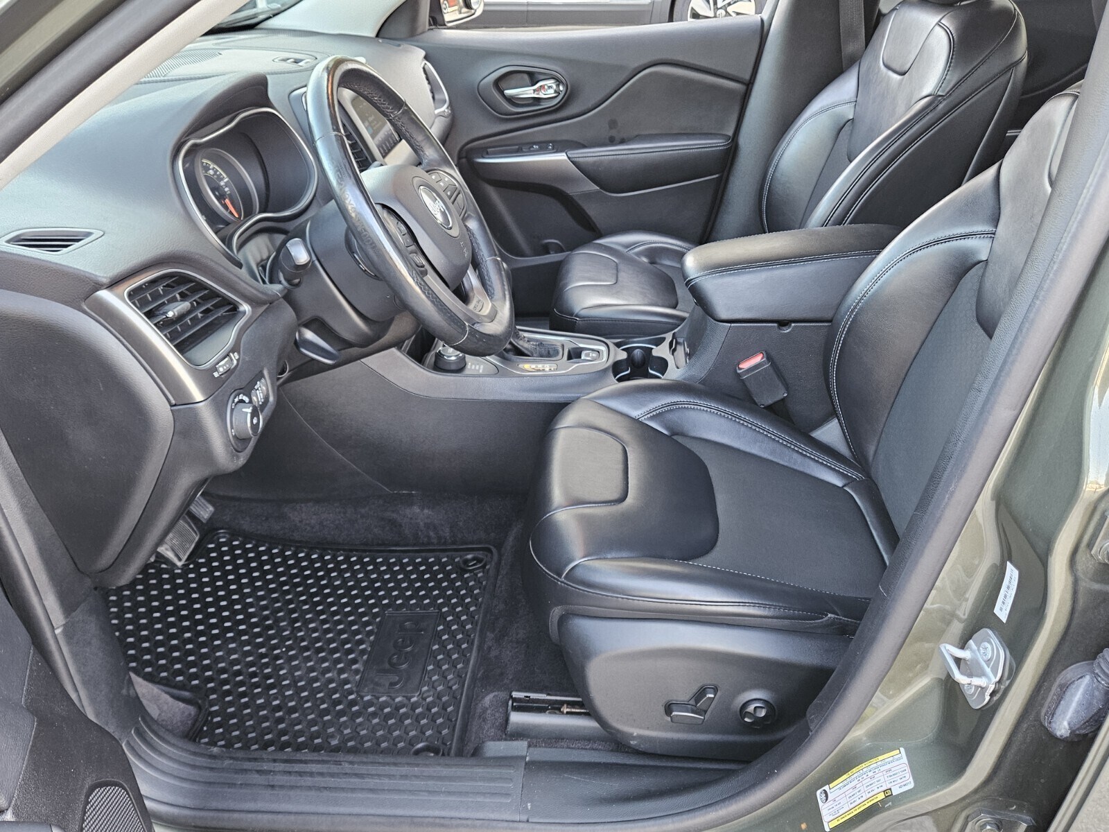 2019 Jeep Cherokee Latitude photo 2