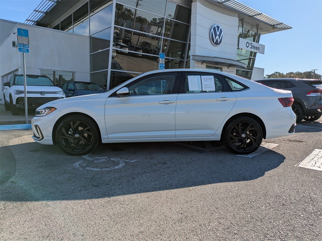 Certified 2025 Volkswagen Jetta 1.5T SE Sedan