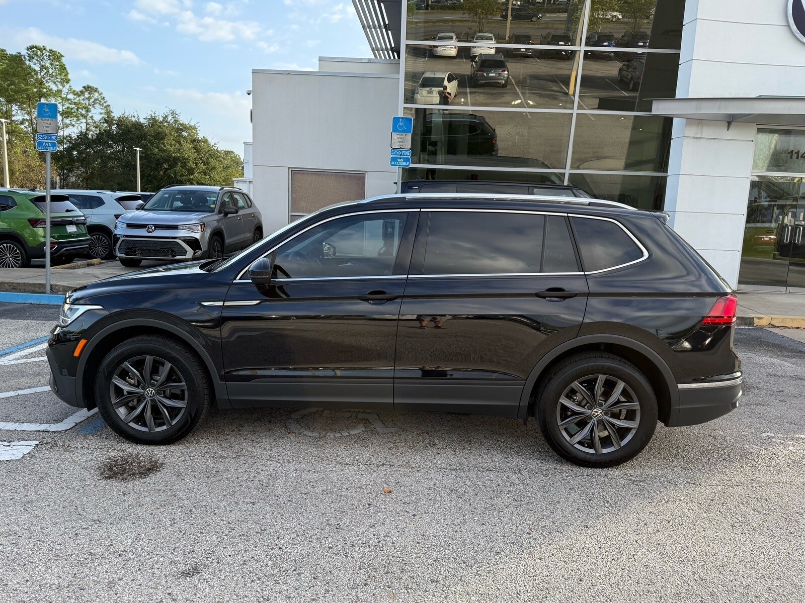 2024 Volkswagen Tiguan SE Wolfsburg Edition photo 2