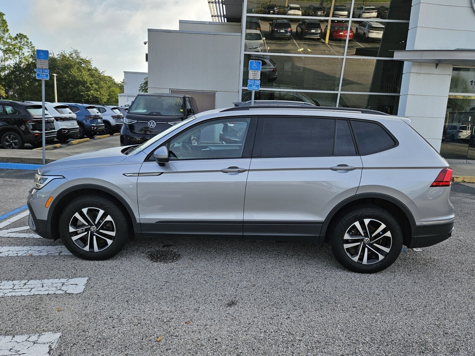 2023 Volkswagen Tiguan S photo 2