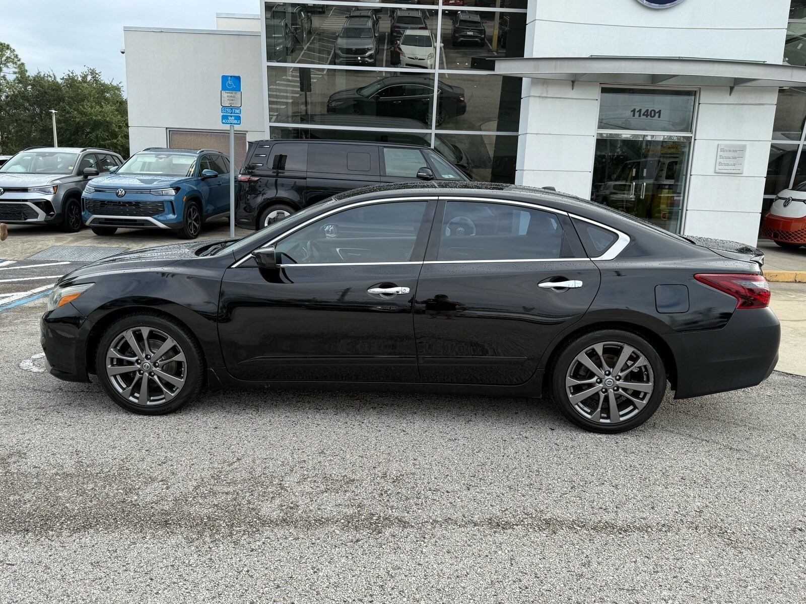 2018 Nissan Altima 2.5 SR photo 2