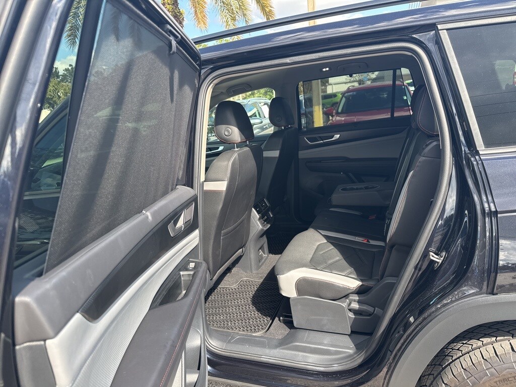 2025 Volkswagen Atlas Peak Edition SE photo 3