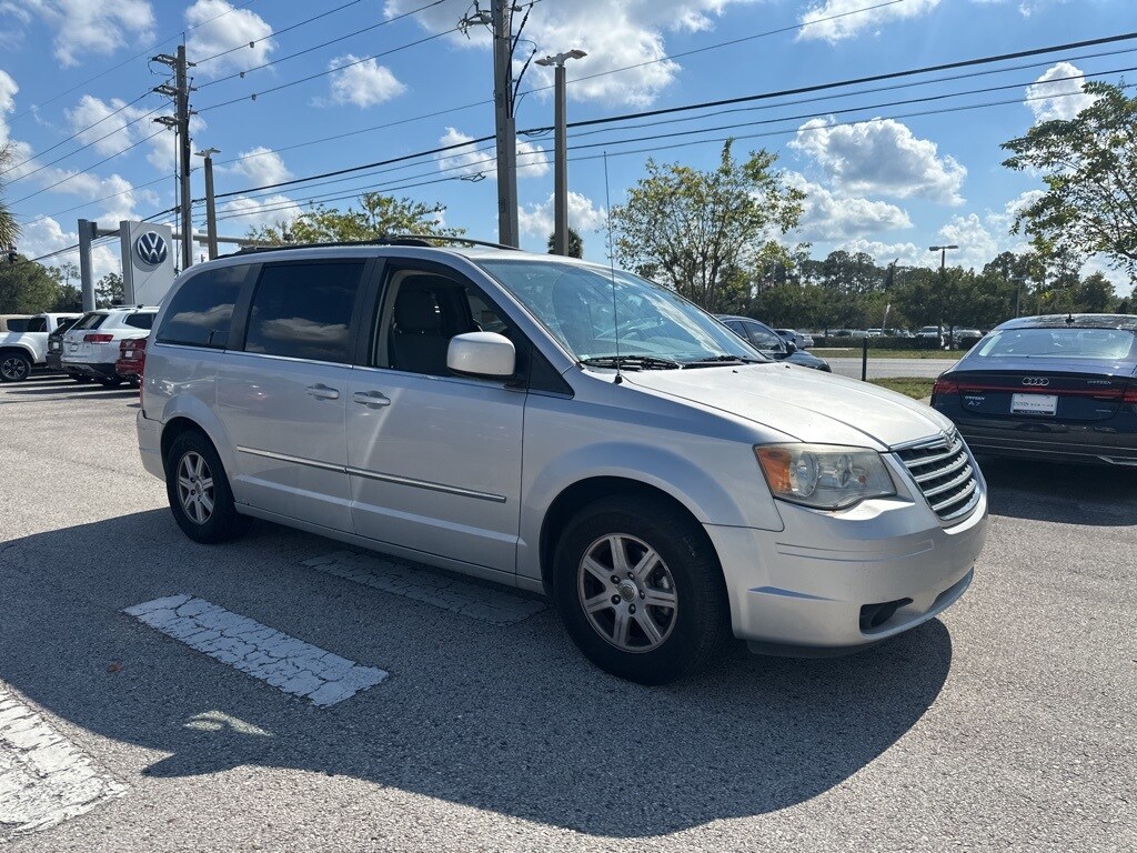 2010 Chrysler Town & Country Touring photo 4