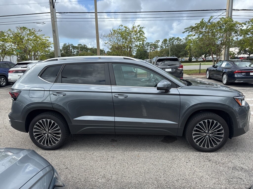 2025 Volkswagen Taos SE photo 2