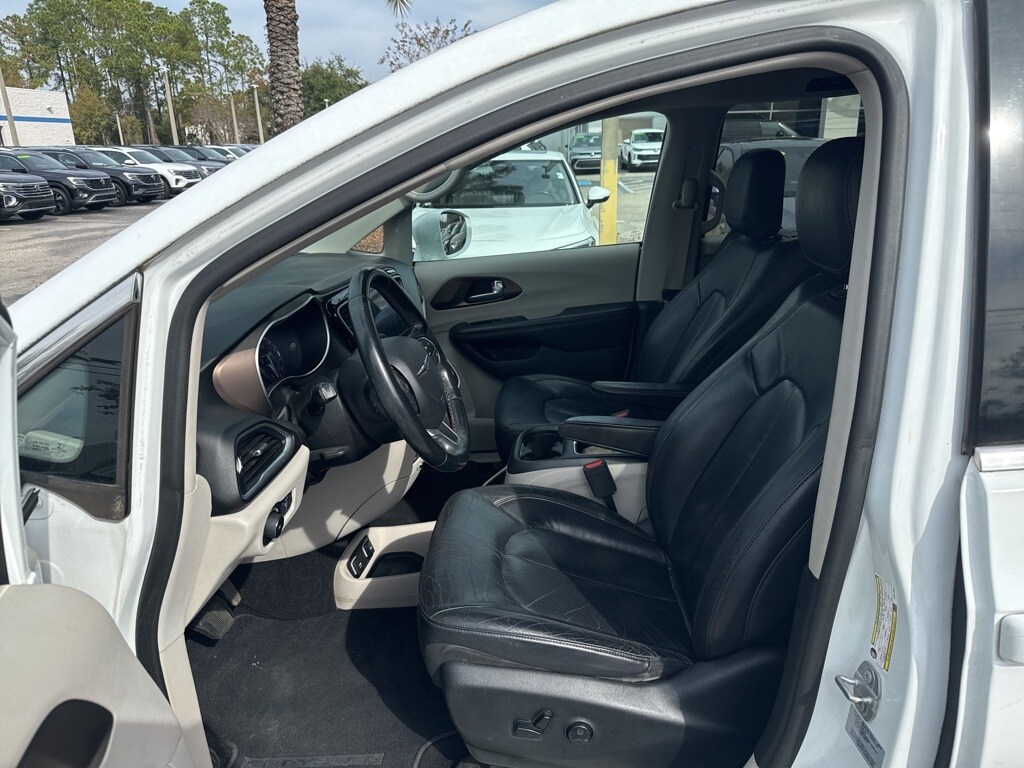 2017 Chrysler Pacifica Touring Plus photo 2