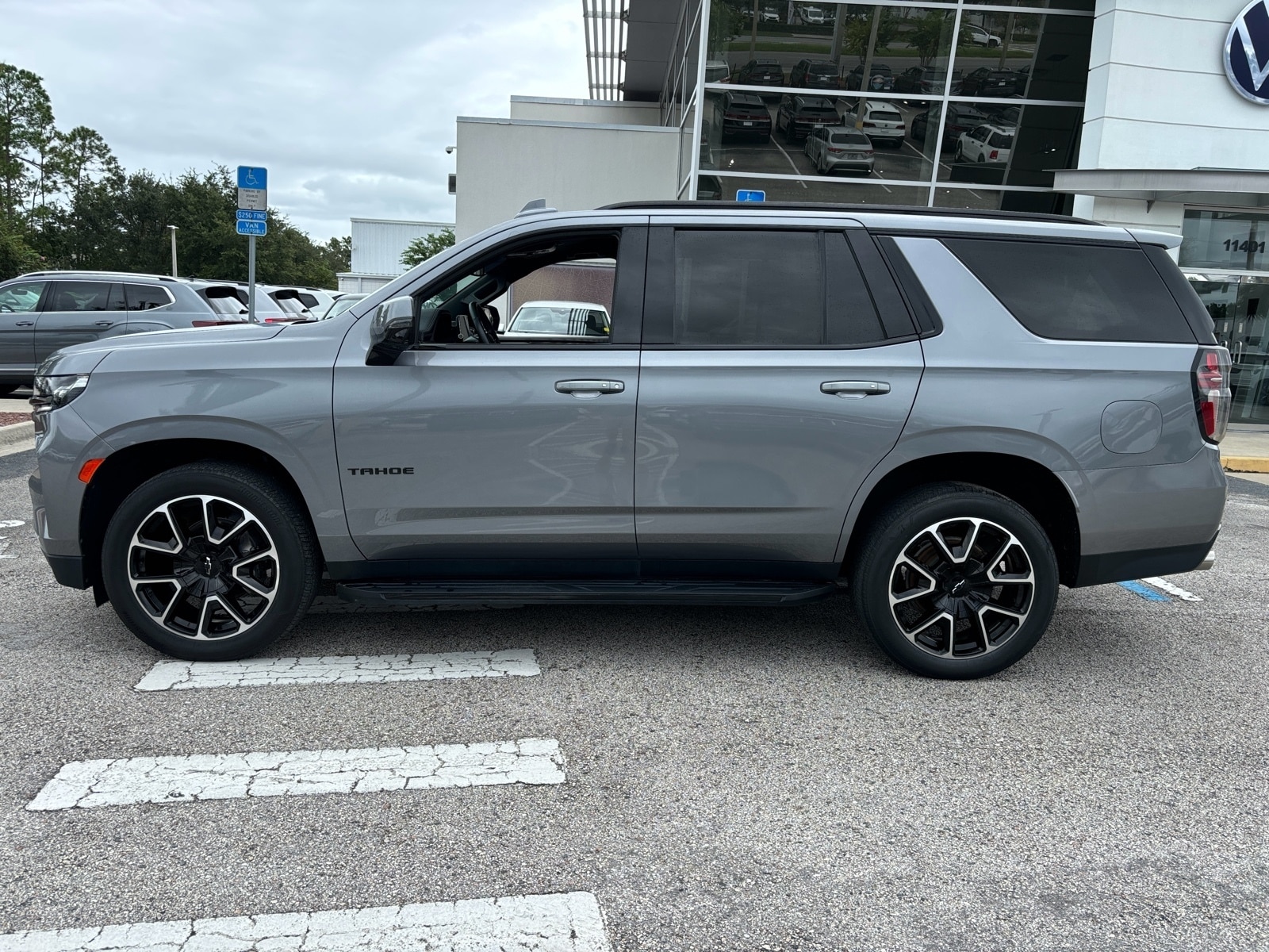 Used 2022 Chevrolet Tahoe RST with VIN 1GNSKRKL0NR322355 for sale in Jacksonville, FL