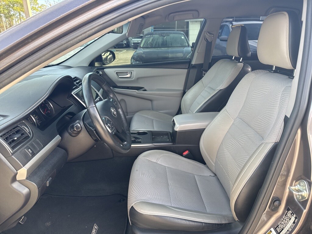 2017 Toyota Camry SE photo 2