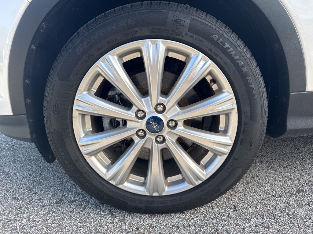 2019 Ford Escape SEL photo 3