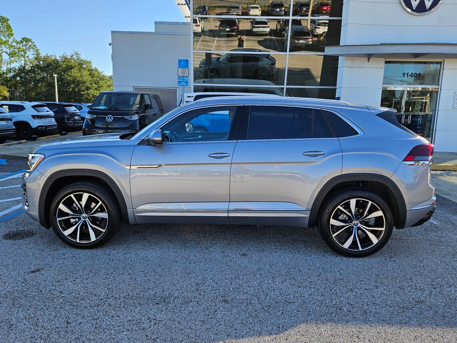2026 Volkswagen Atlas Cross Sport SEL Premium R-Line photo 4