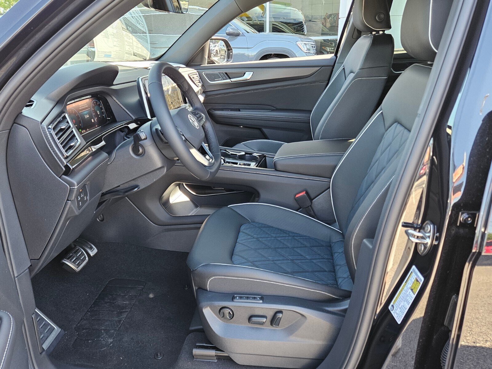2025 Volkswagen Atlas Cross Sport SEL Premium R-Line photo 3