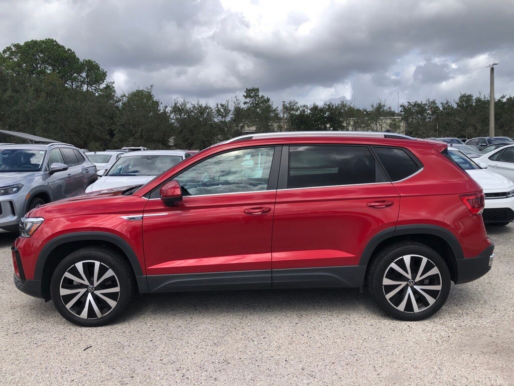 2022 Volkswagen Taos SE photo 3