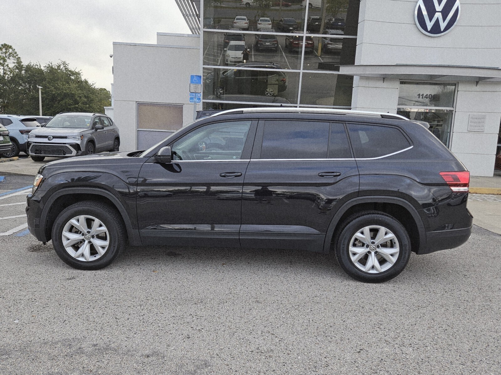 2018 Volkswagen Atlas V6 SE photo 2