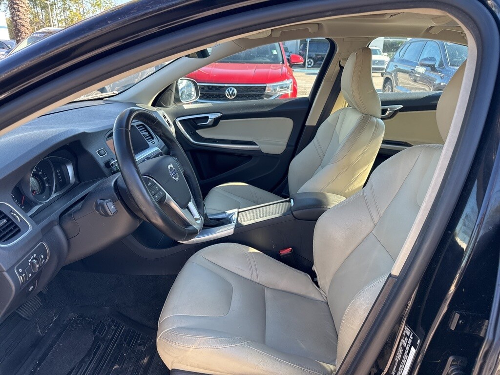 2018 Volvo S60 T5 Dynamic photo 2