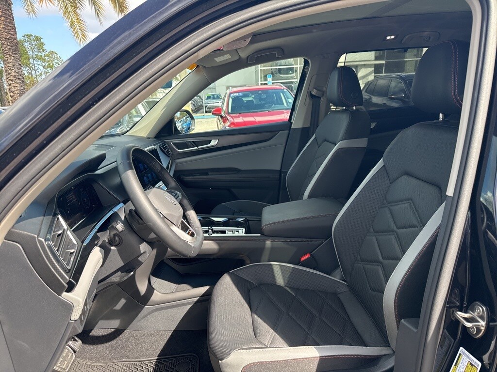 2025 Volkswagen Atlas Peak Edition SE photo 2