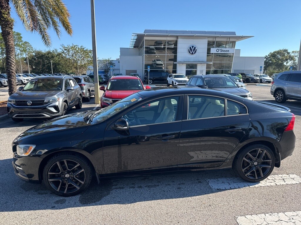 2018 Volvo S60 T5 Dynamic photo 3