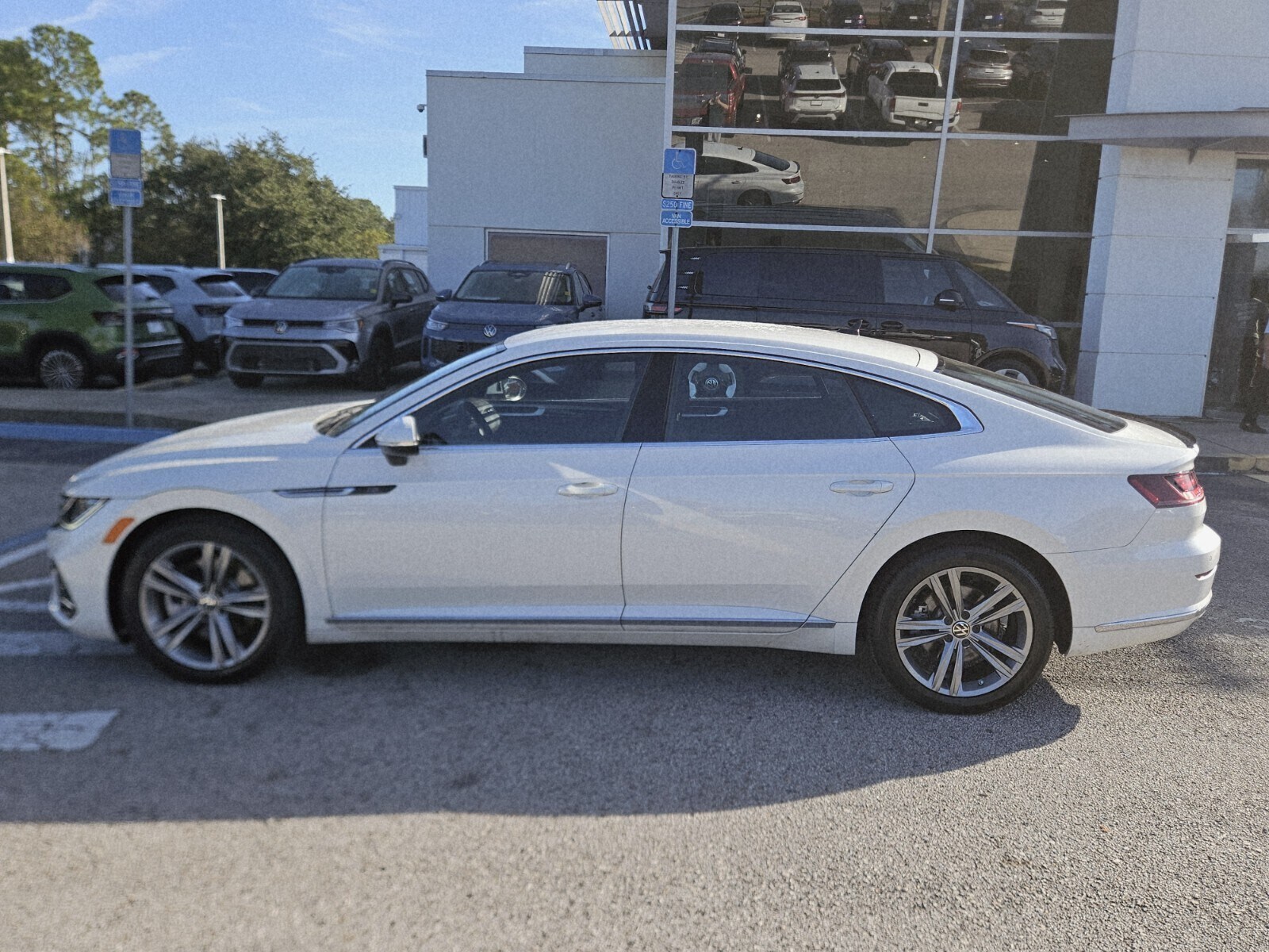 2023 Volkswagen Arteon SE R-Line photo 2