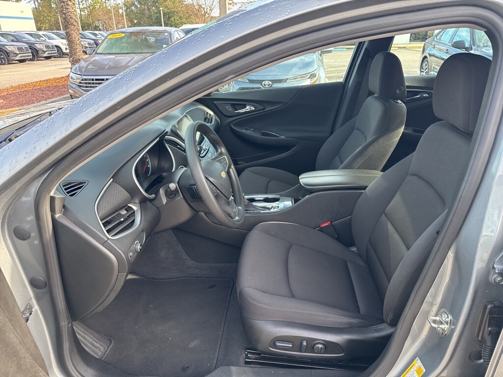2023 Chevrolet Malibu 1LT photo 2