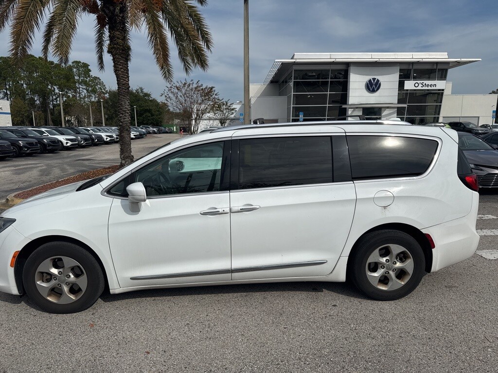 2017 Chrysler Pacifica Touring Plus photo 4