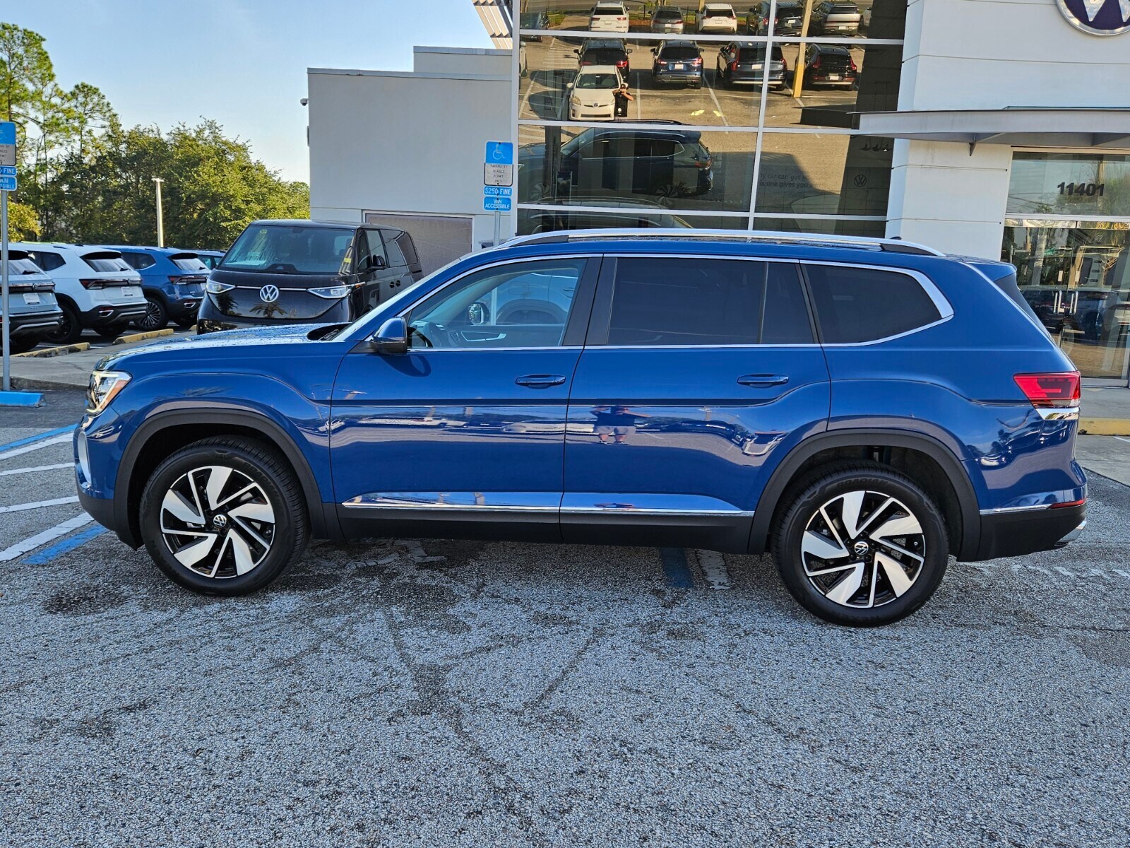 2026 Volkswagen Atlas SEL photo 4