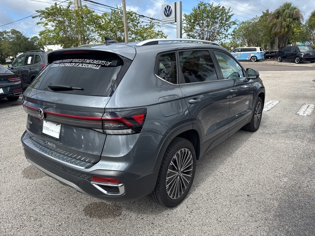 2025 Volkswagen Taos SE photo 3