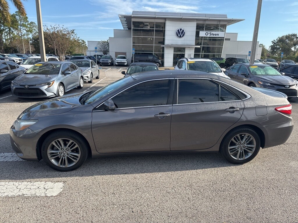 2017 Toyota Camry SE photo 3