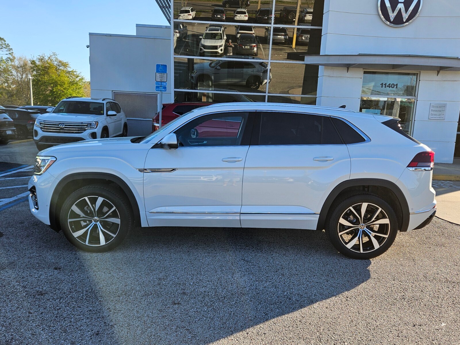 2025 Volkswagen Atlas Cross Sport SEL Premium R-Line photo 4