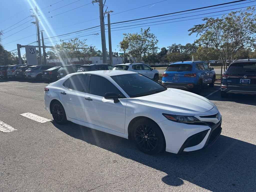 2022 Toyota Camry SE photo 2