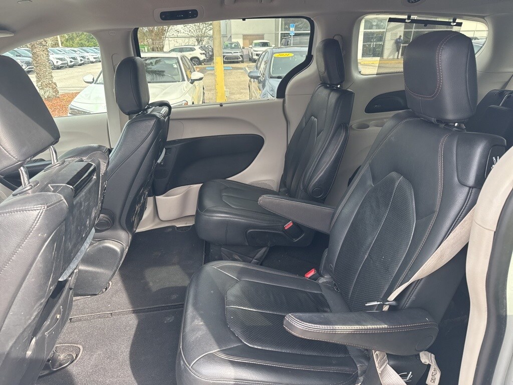 2017 Chrysler Pacifica Touring Plus photo 3