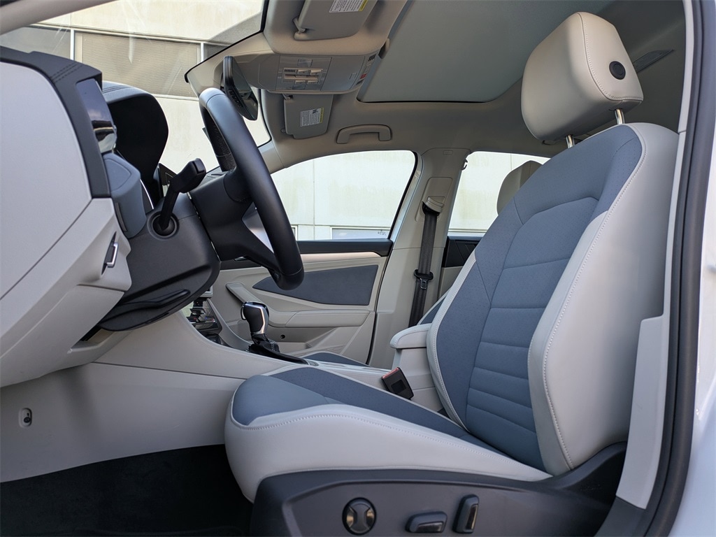 Certified 2025 Volkswagen Jetta 1.5T SE Sedan