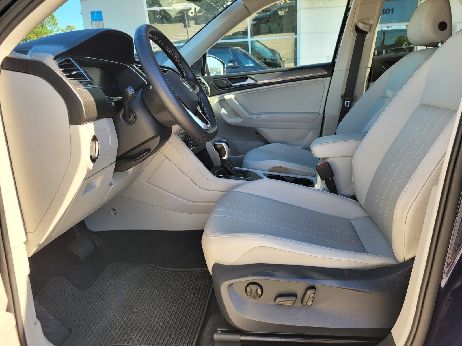 2022 Volkswagen Tiguan SE photo 2