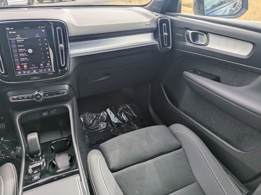 2026 Volvo XC40 Ultra Black Edition - Photo 18